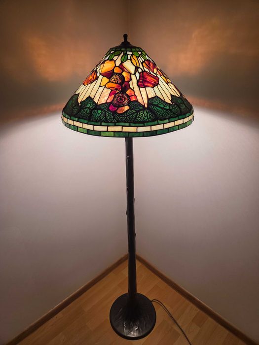 Lampa Tiffany stojaca - podlogowa – mosiezna noga, ręcznie zdobiona.
