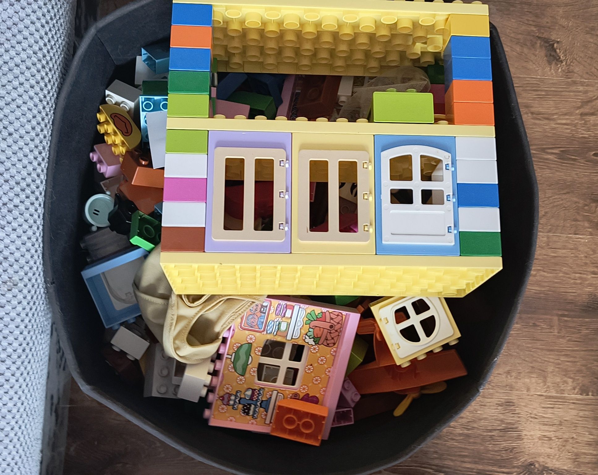 Pudło klocków LEGO Duplo.