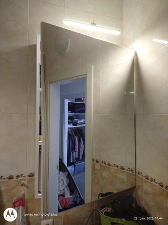 Шафа з дзеркалом і підсвіткою у ванну кімнату
