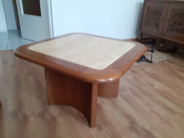 Stół drewniany z kamiennym blatem