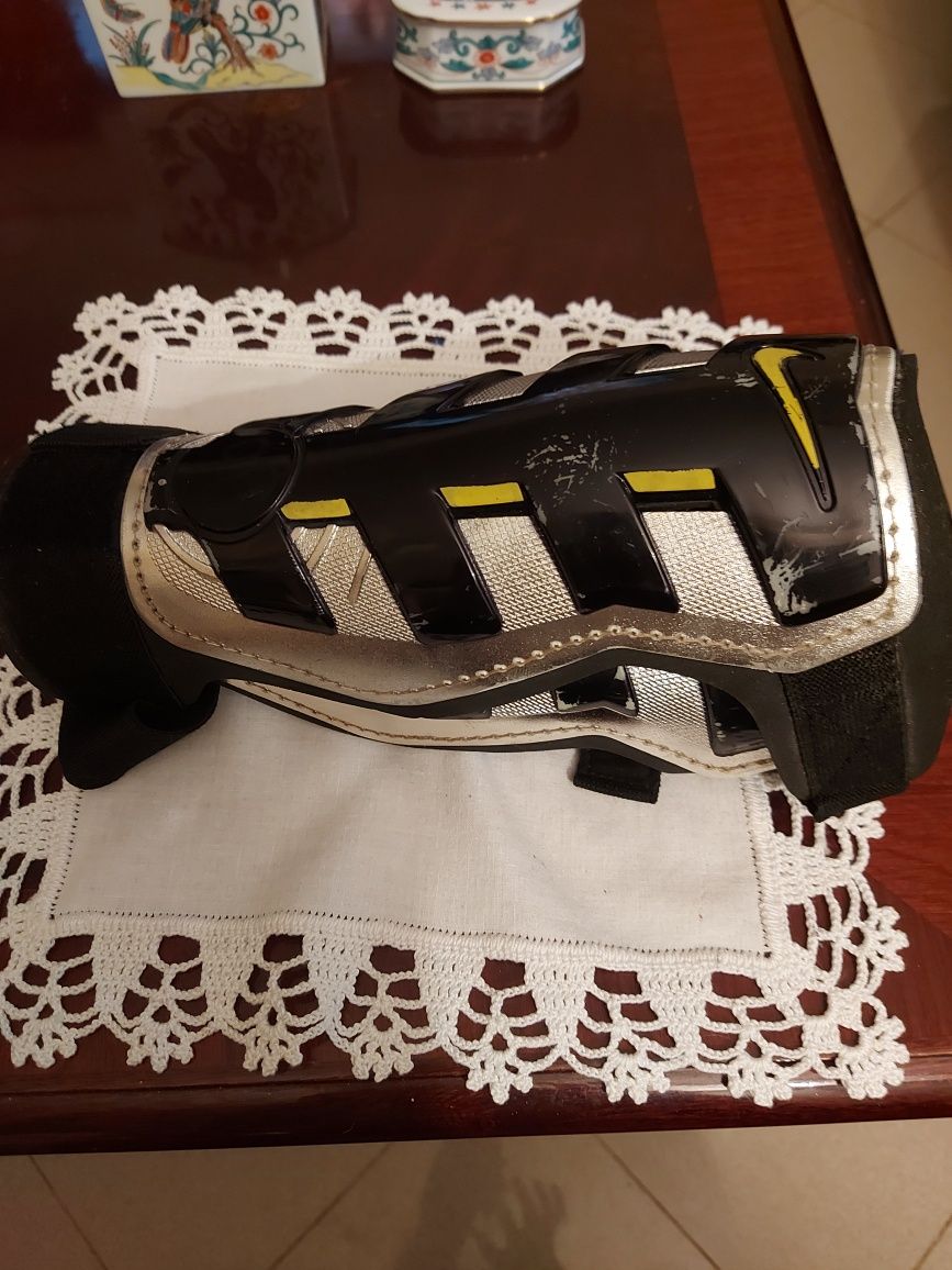 Caneleiras da Nike - Tam° M. Pretas, Patreadas e Amarelo.