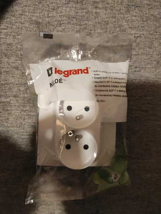 Legrand niloe gniazdo 2x2p +z ( z uziemniem) gniazdko białe