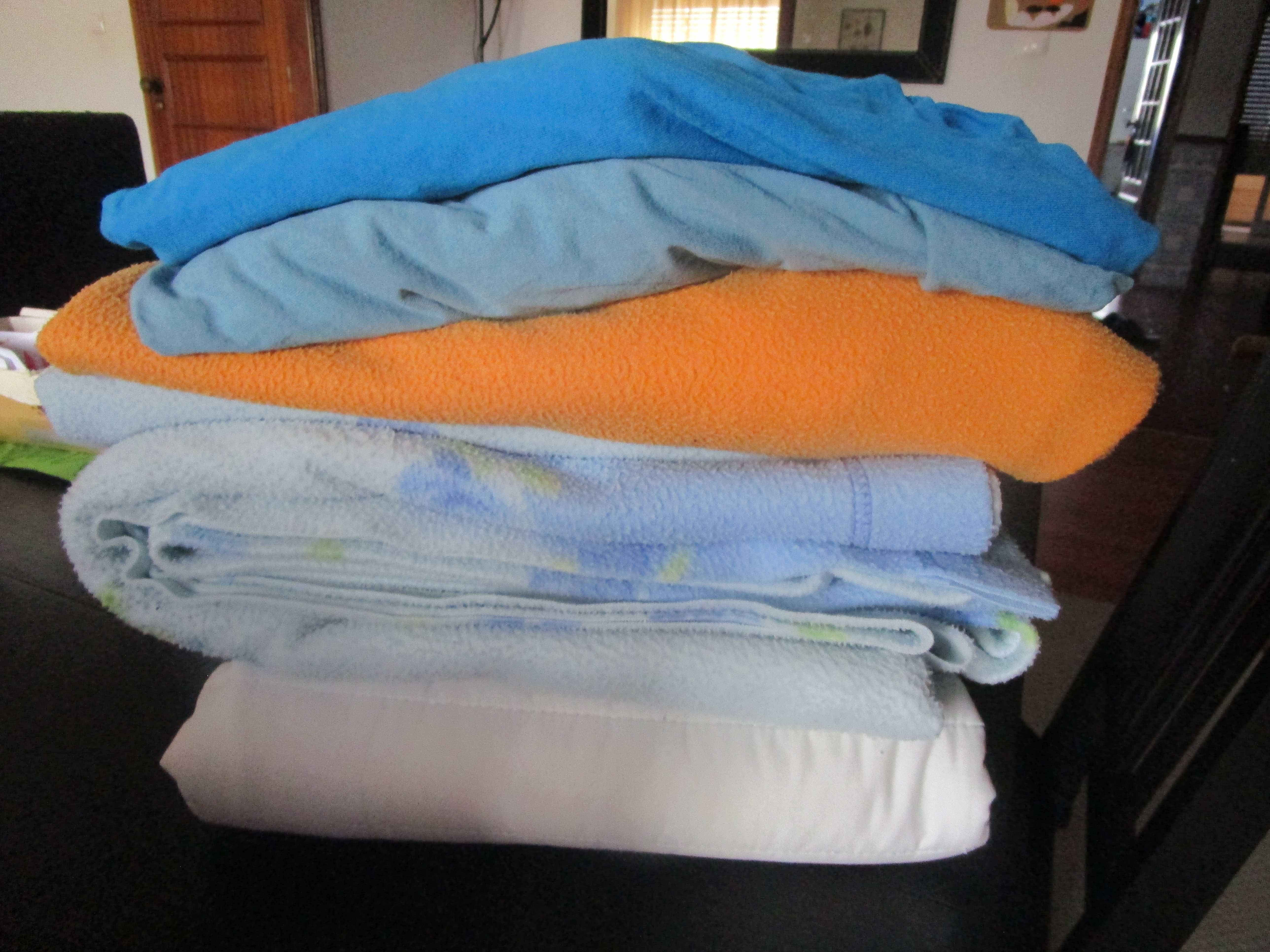 Cama IKEA + estrado + colchão + protetor + resguardo + lençóis polares