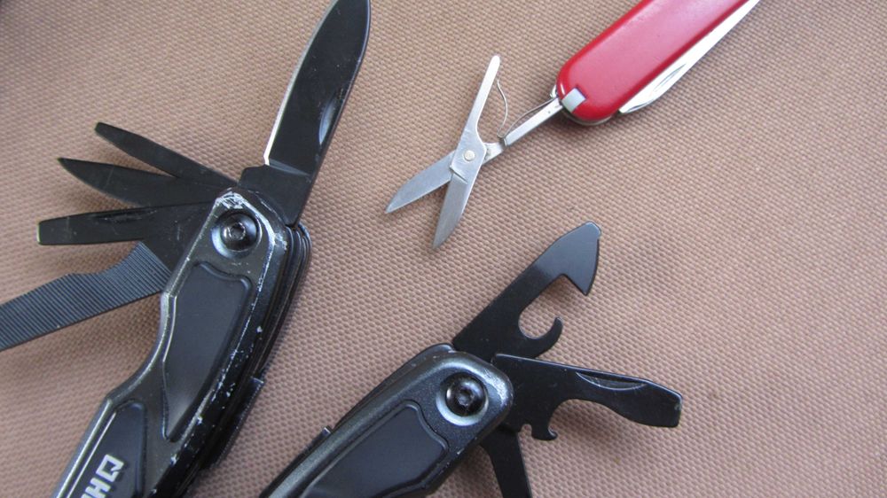 Одним лотом Victorinox Classic SD та мультитул Hesco Led146 . Б/у.