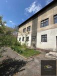 Приміщення для ательє або виробництва в комплексі закритого типу