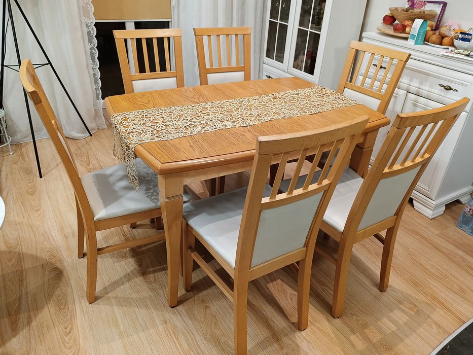 Stół rozkładany z krzesłami