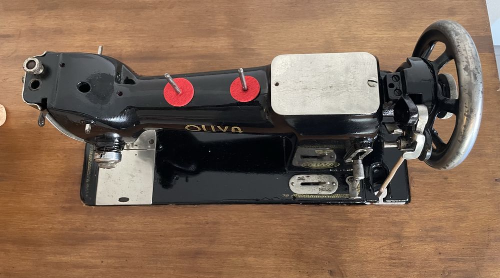 Máquina de costura antiga, OLIVA, restaurada e a trabalhar