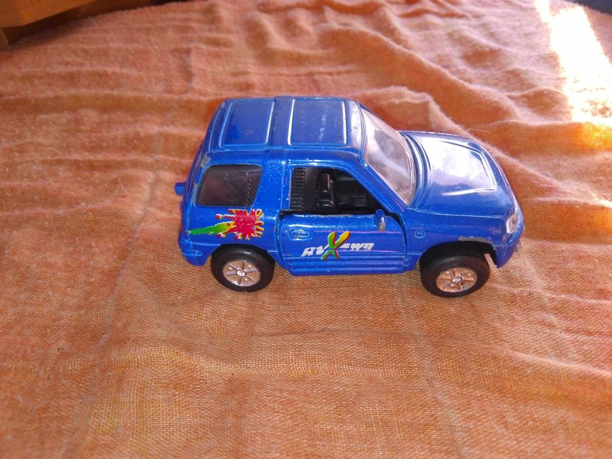 Samochód samochodzik auto autko zabawka model Suv Toyota niebieski 9cm