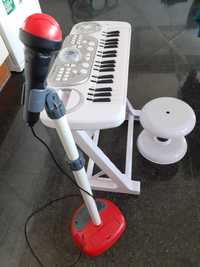 Piano infantil (Imaginarium) e microfone
