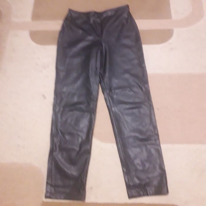 Брюки женские ,искусственная кожа, цвет чёрный.