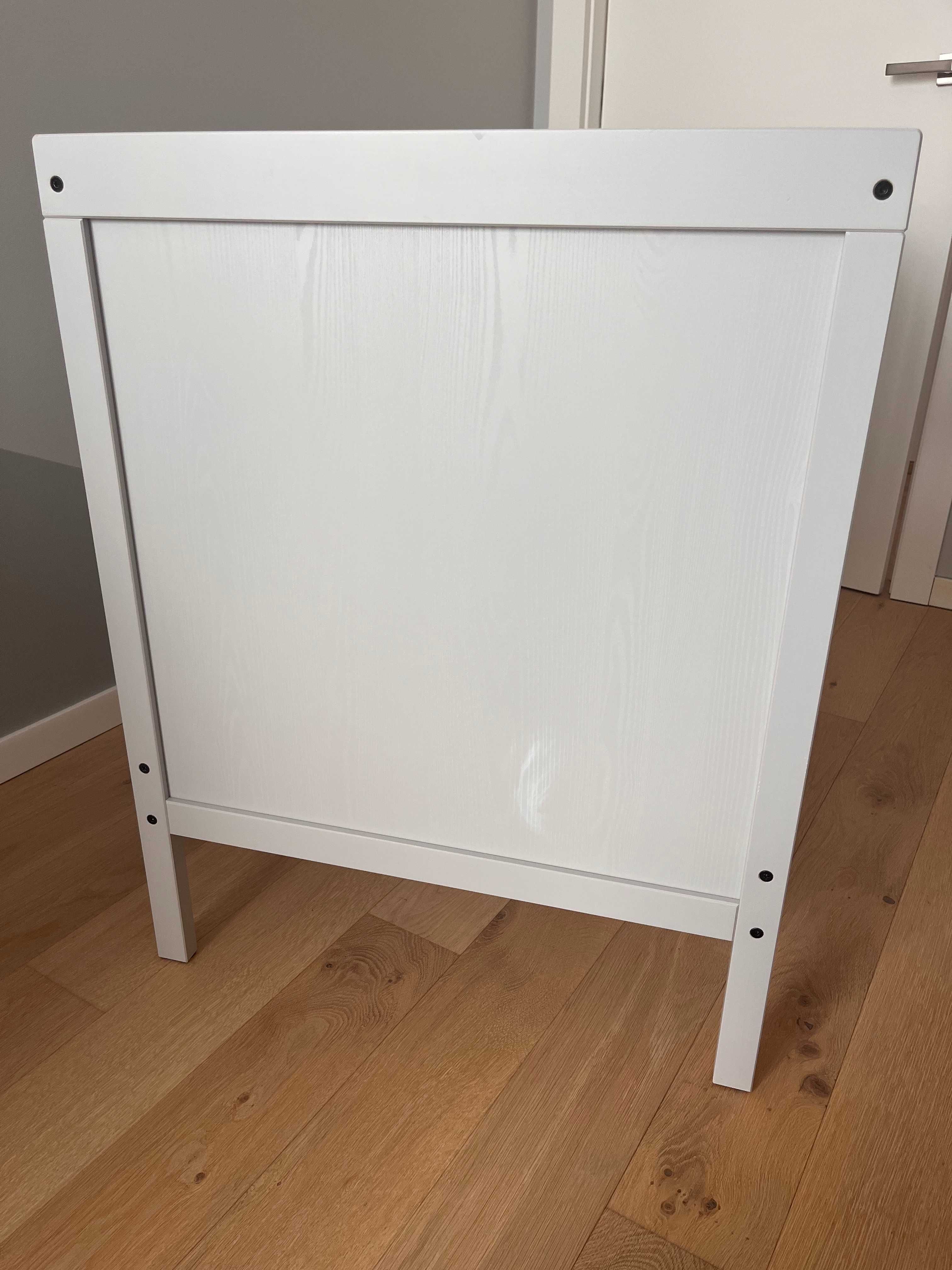 Łóżeczko niemowlęce IKEA SUNDVIK szary + materac JÄTTETRÖTT