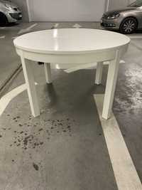 Stół okrągły Bjursta biały + 4 krzesła z Ikea z obiciem granatowym