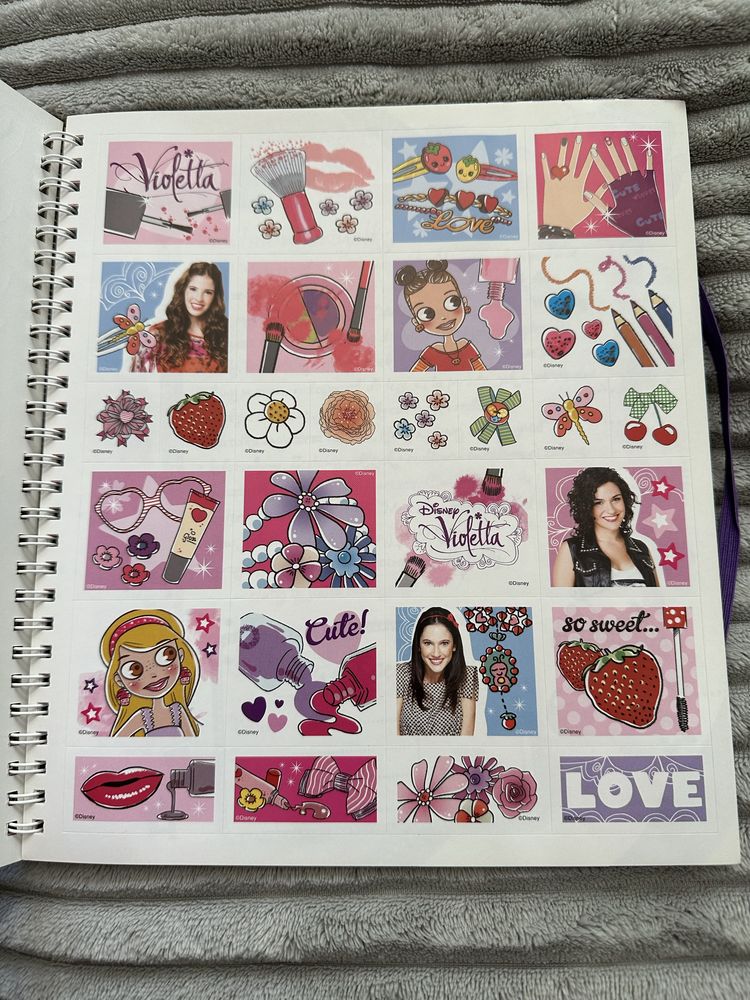 Disney Violetta Księga Urody kolorowanka