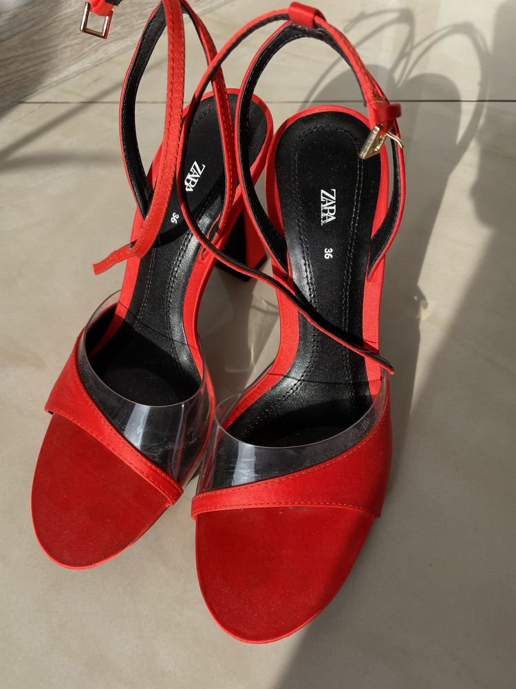 Czerwone sandalki zara