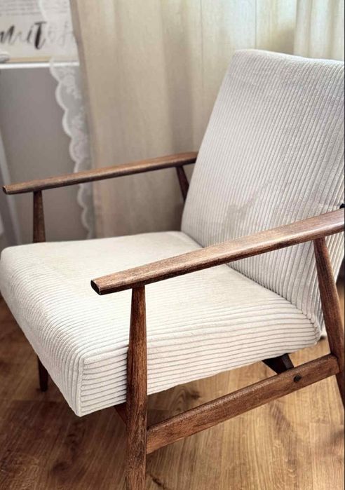 Fotel retro z drewnianymi podłokietnikami i jasnym obiciem - lisek