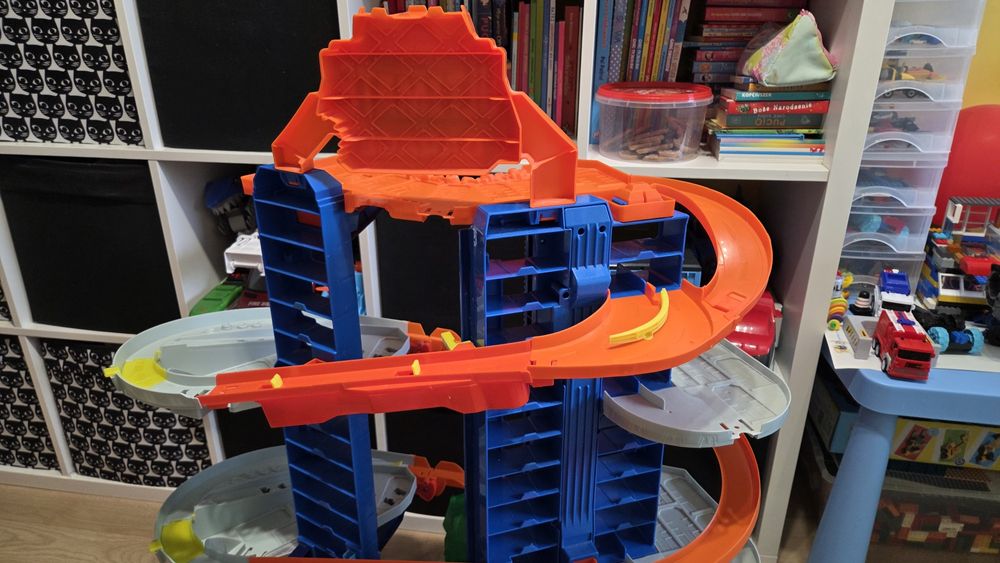 Zestaw Mattel Hot Wheels City GJL14 Mega Garaż Atak Dinozaura T-Rex