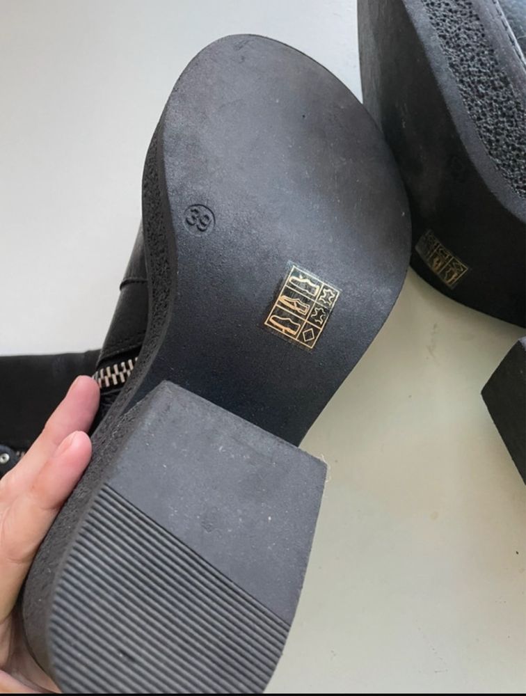 Botas pretas cano médio, marca italiana, Barachini, 39