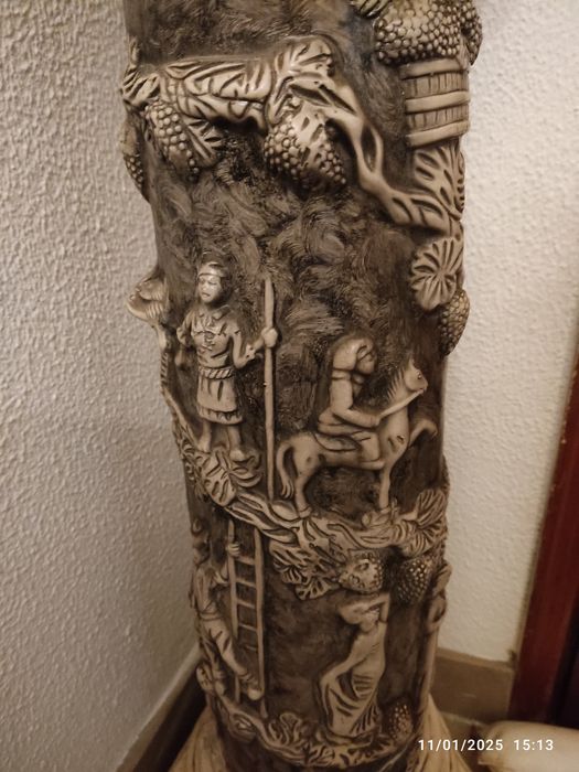 Coluna artesanal decorativa