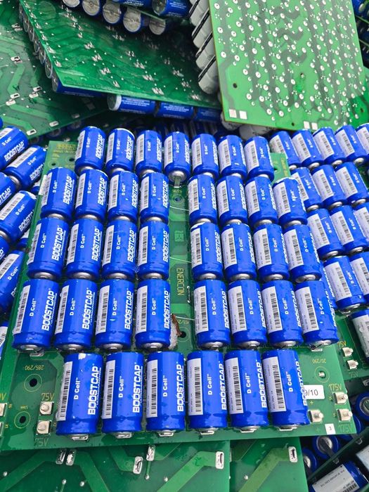 суперконденсаторы (ионисторы ) 2,7 В 350 Ф не БУ по 75 грн/шт