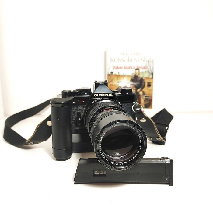 Czarna lustrzanka analogowa OLYMPUS OM 2N  Vivitar 70-150 3,8 + WINDER