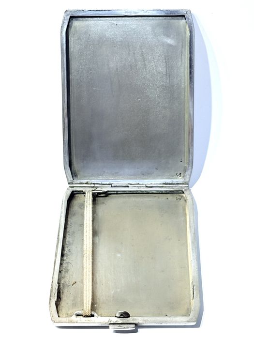 Antiga cigarreira em prata portuguesa lisa contrastada