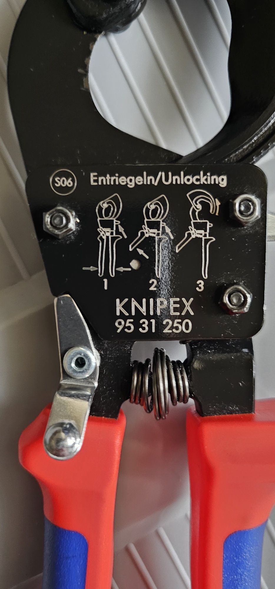 KNIPEX Nożyce do kabli (mechanizm zapadkowy)
Nożyce do kabli