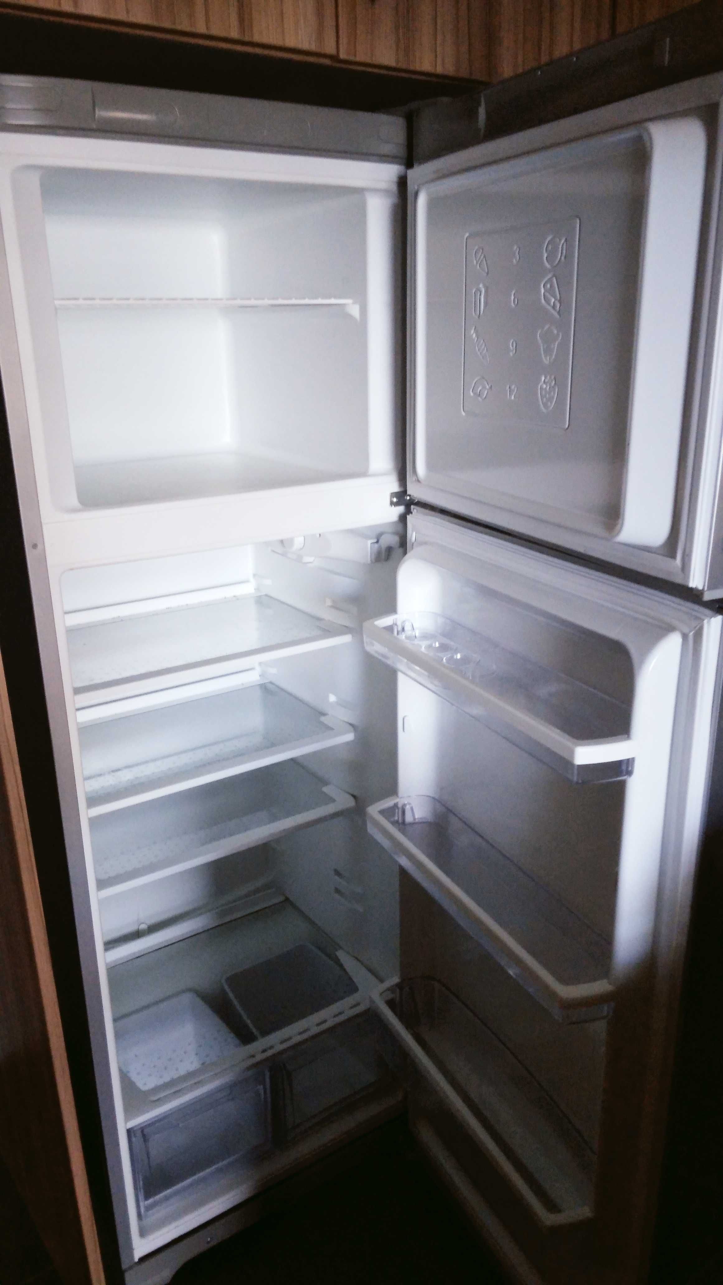 Frigorífico cinza com congelador