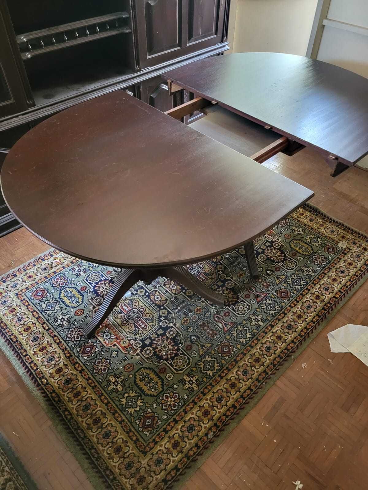 Mesa de jantar em madeira