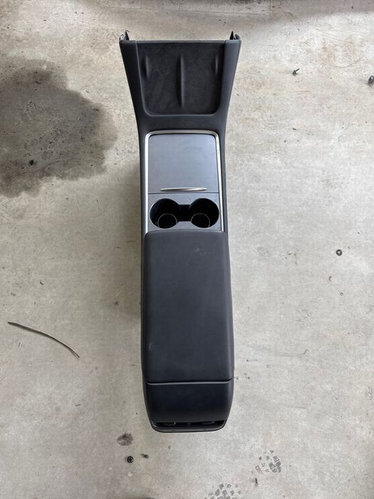Центральна консоль Tesla Model Y