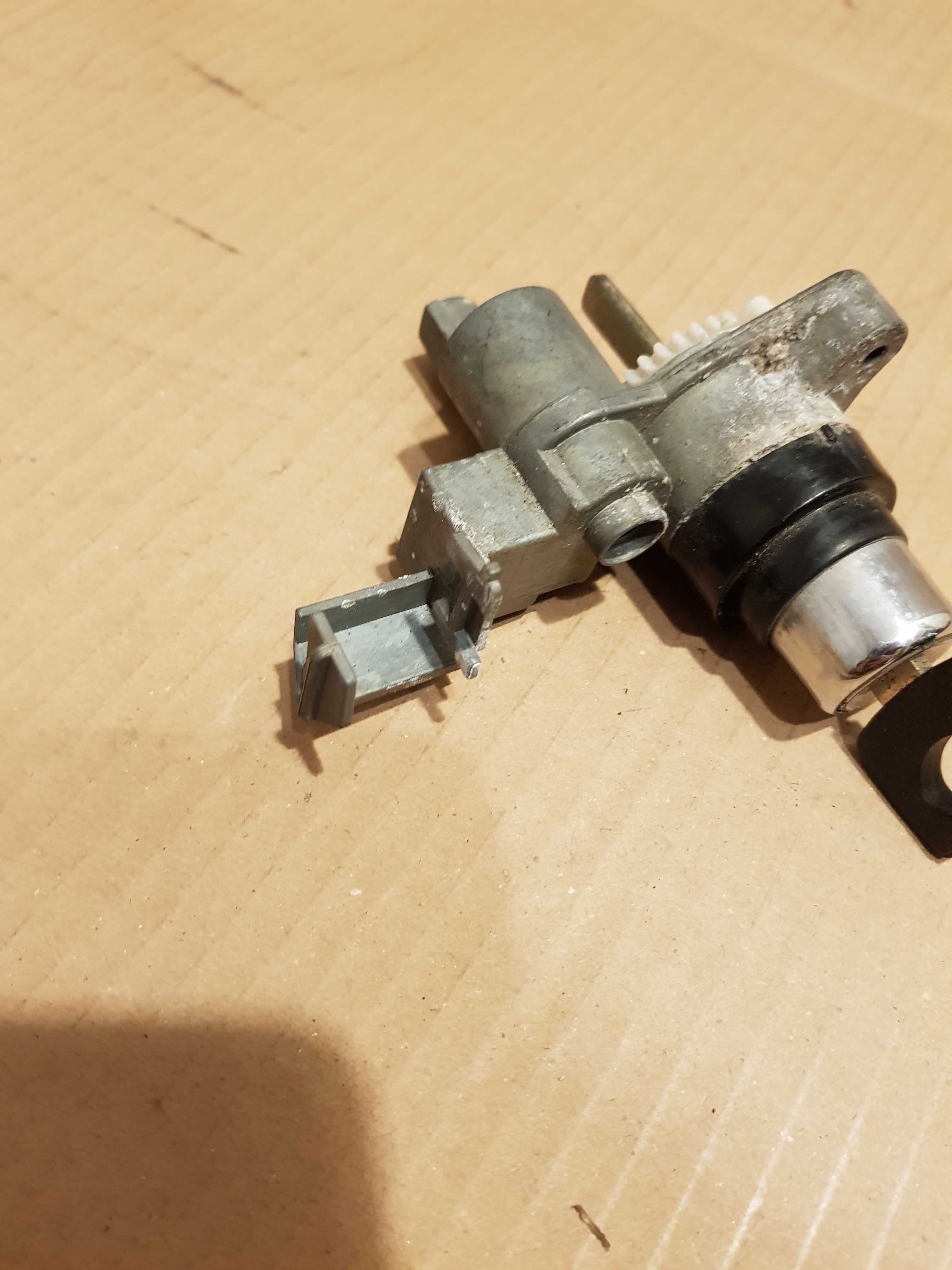 Wkładka z kluczykiem klapy bagażnika mercedes w124 kombi