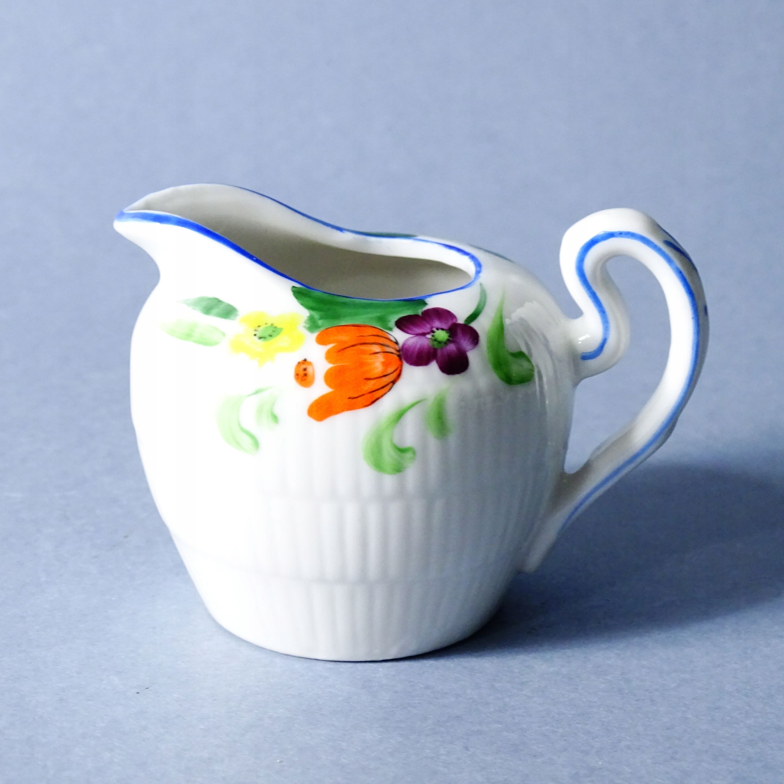 piękny ręcznie malowany mlecznik porcelanowy kwiaty