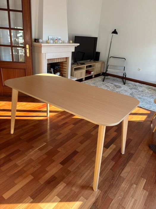 Mesa de jantar de madeira