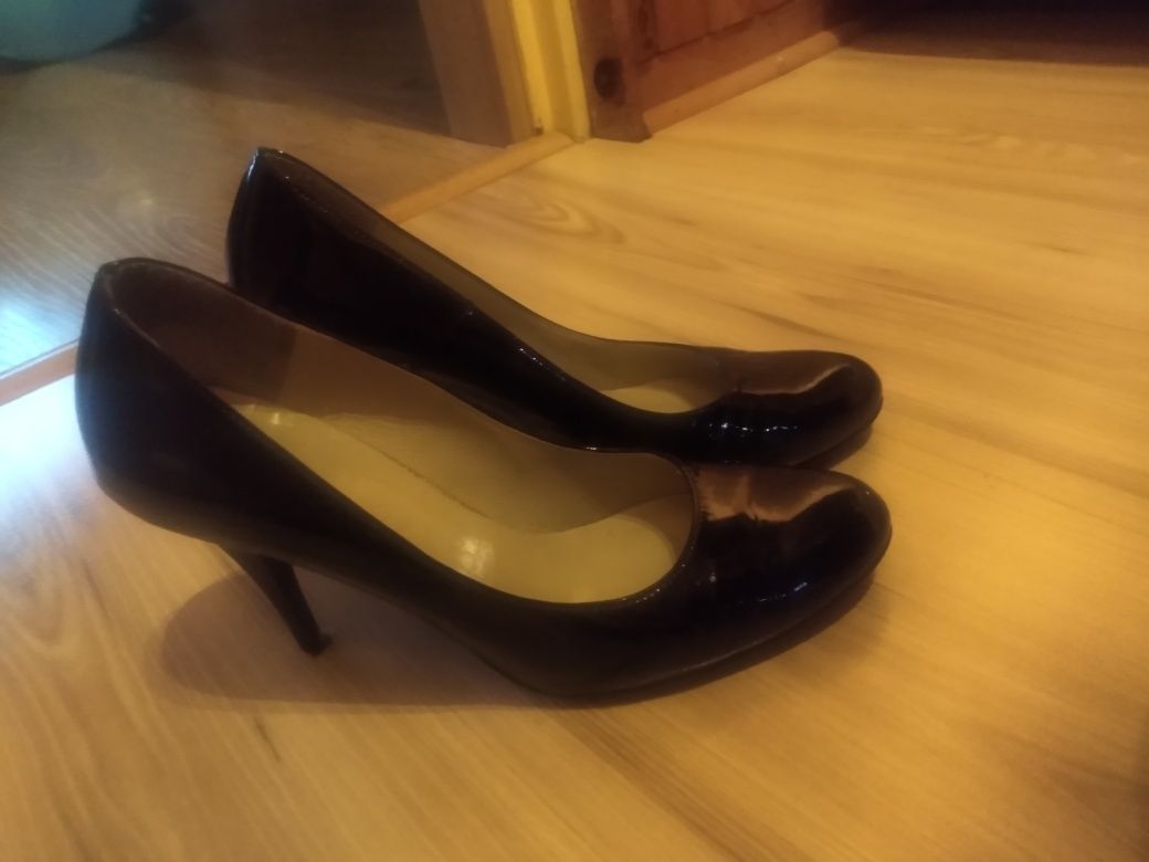 Buty lakierowane na obcasie