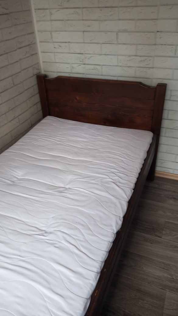 Łóżko z litego drewna