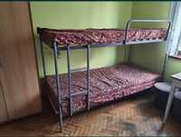 Metalowe łóżko w dobrym stanie