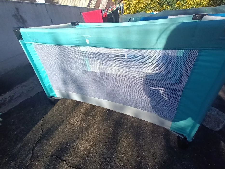 Cama de viagem azul de bebé