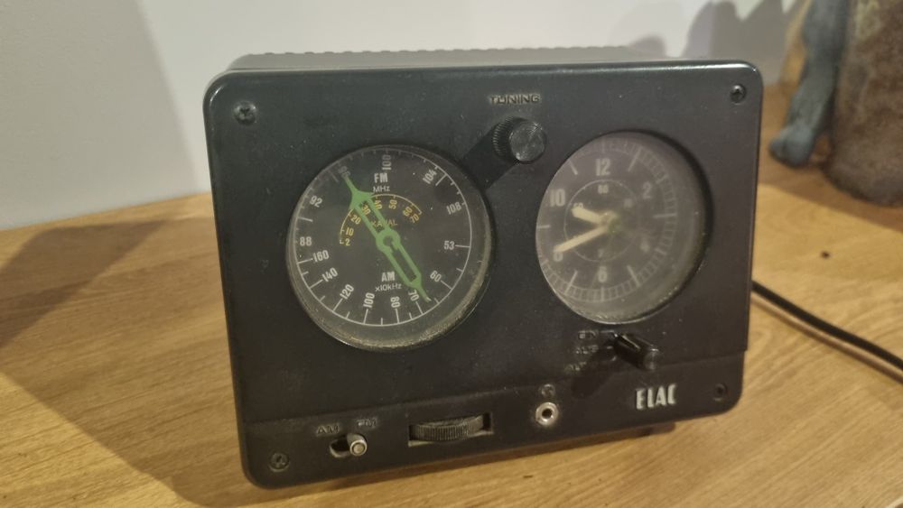 Stary radiobudzik radio vintage