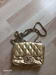 Mała złota Chanel torebka do sukienki