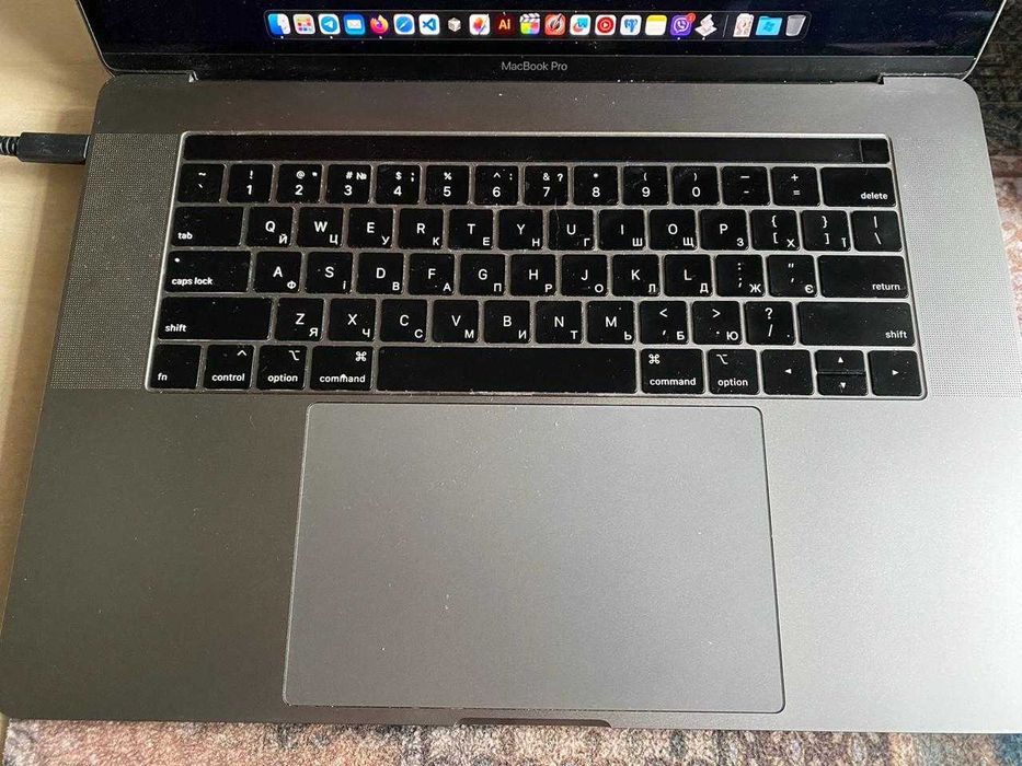 macbook pro 2019 15"4 16/256  (a1990)