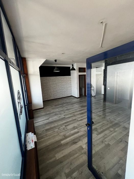 Loja 61 m² com Montra e Arrumos – Rua Henrique Cernache, Gaia