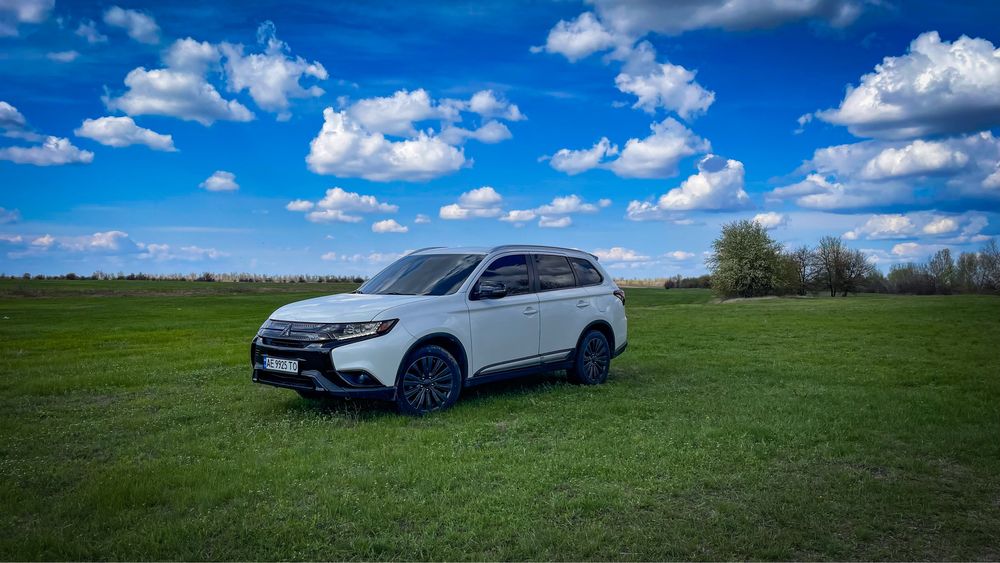 Mitsubishi outlander 3 carbon edition