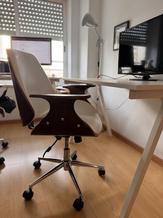 Conjunto de Secretária + Cadeira de Escritório + Ecrã