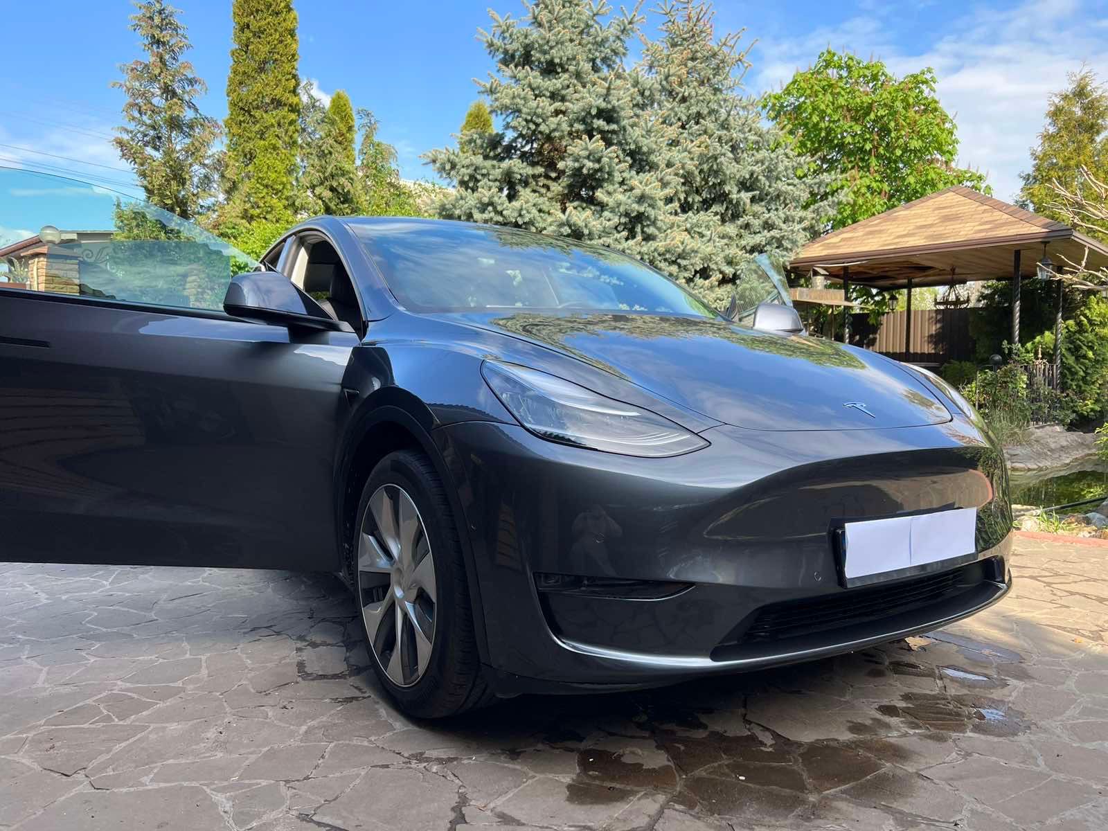 Tesla model Y 2022 року