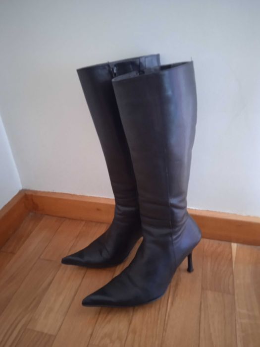 Botas em Pele Preta Cano Alto Nº 37