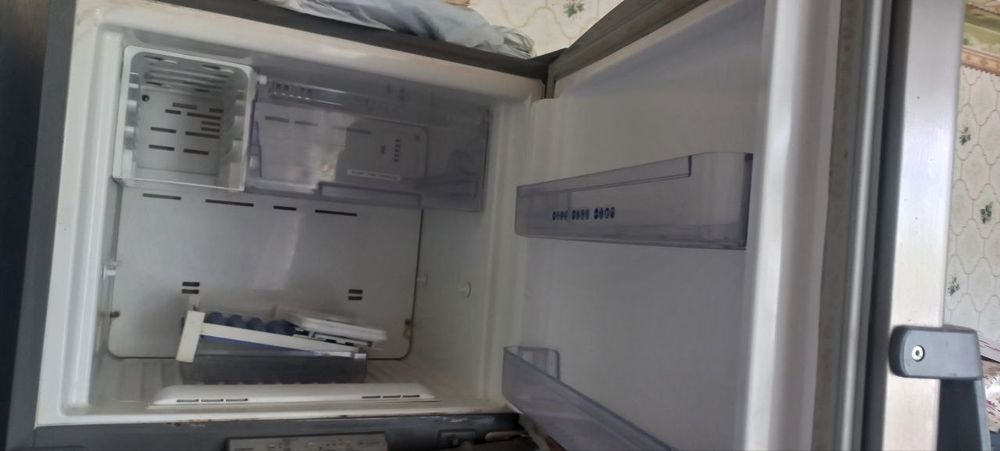 Холодильник на запчастини.