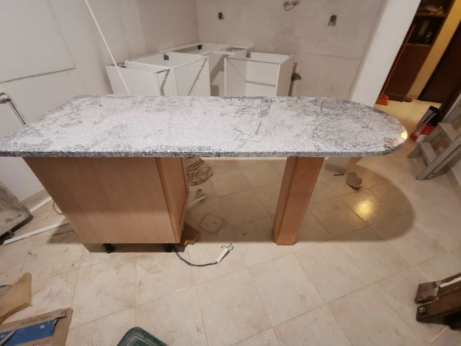 Bancada de cozinha com tampo de pedra e móvel incluído