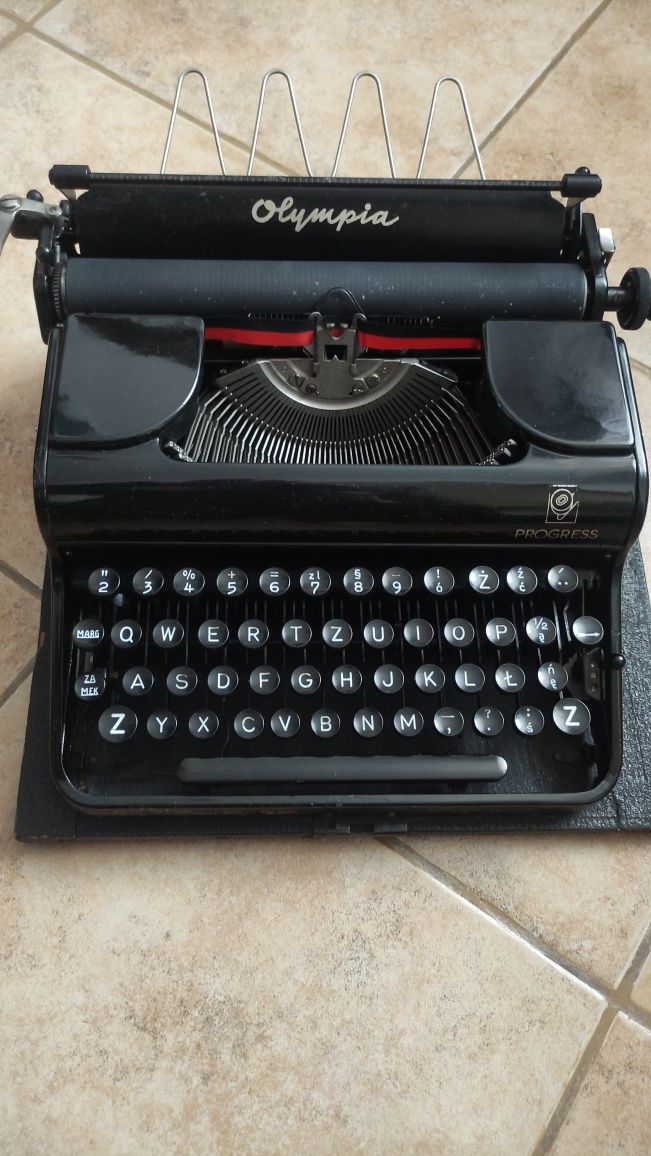 Maszyna do pisania Olympia Progress w walizce