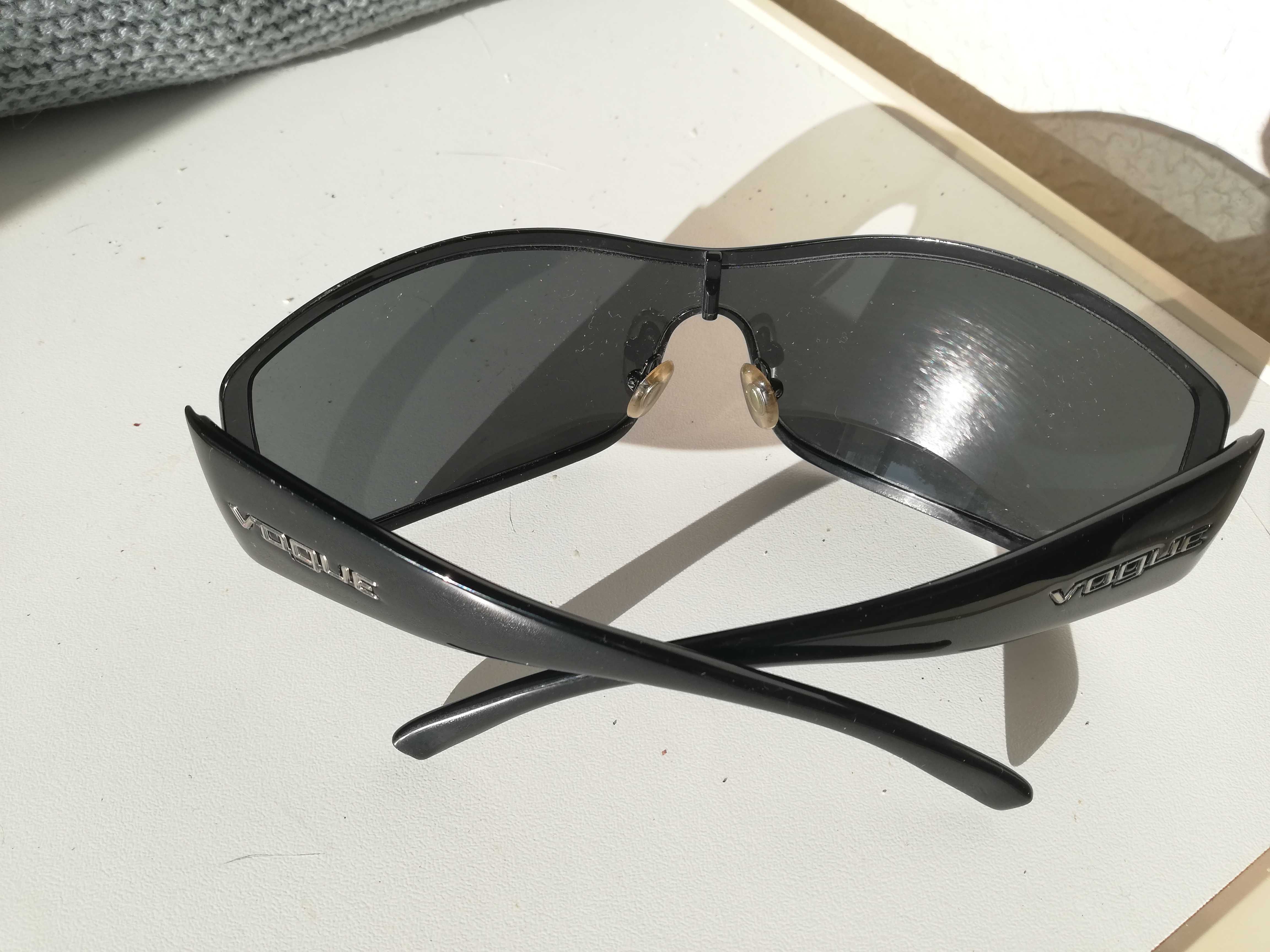 Oculos escuros marca Vogue pouco usados e muito estimados