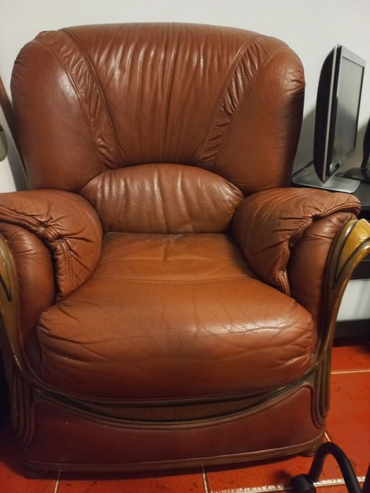 Vendo mesa com 06 cadeiras aparador e poltronas