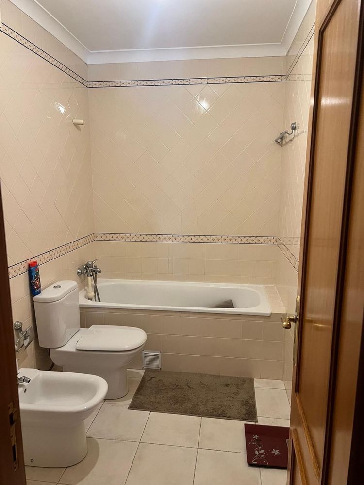 Quarto mobiliado com varanda e casa de banho privada- Rio de Mouro